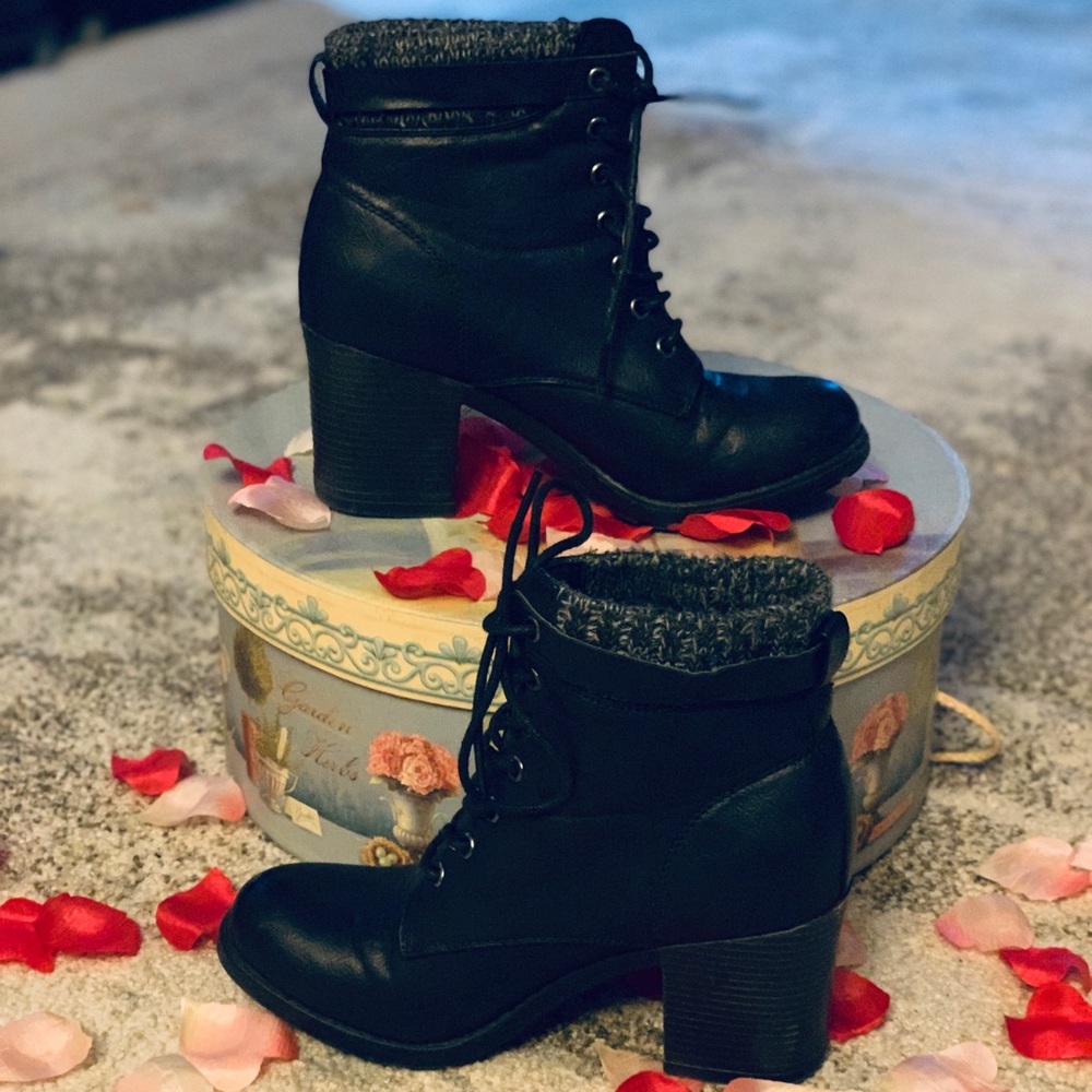Black lace-up boots 🥀